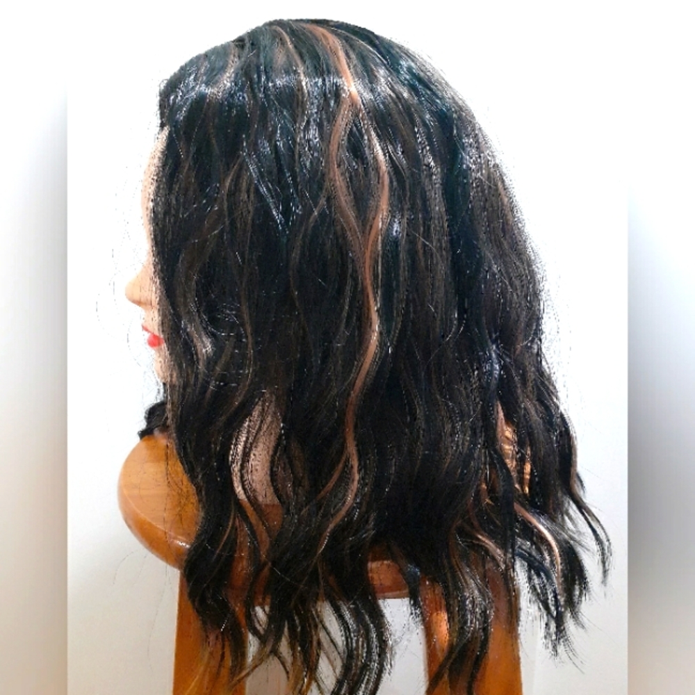 Wig mildly wavy 1B30